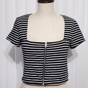 Womens/JRs Stripped Black & White Short Sleeve EUC